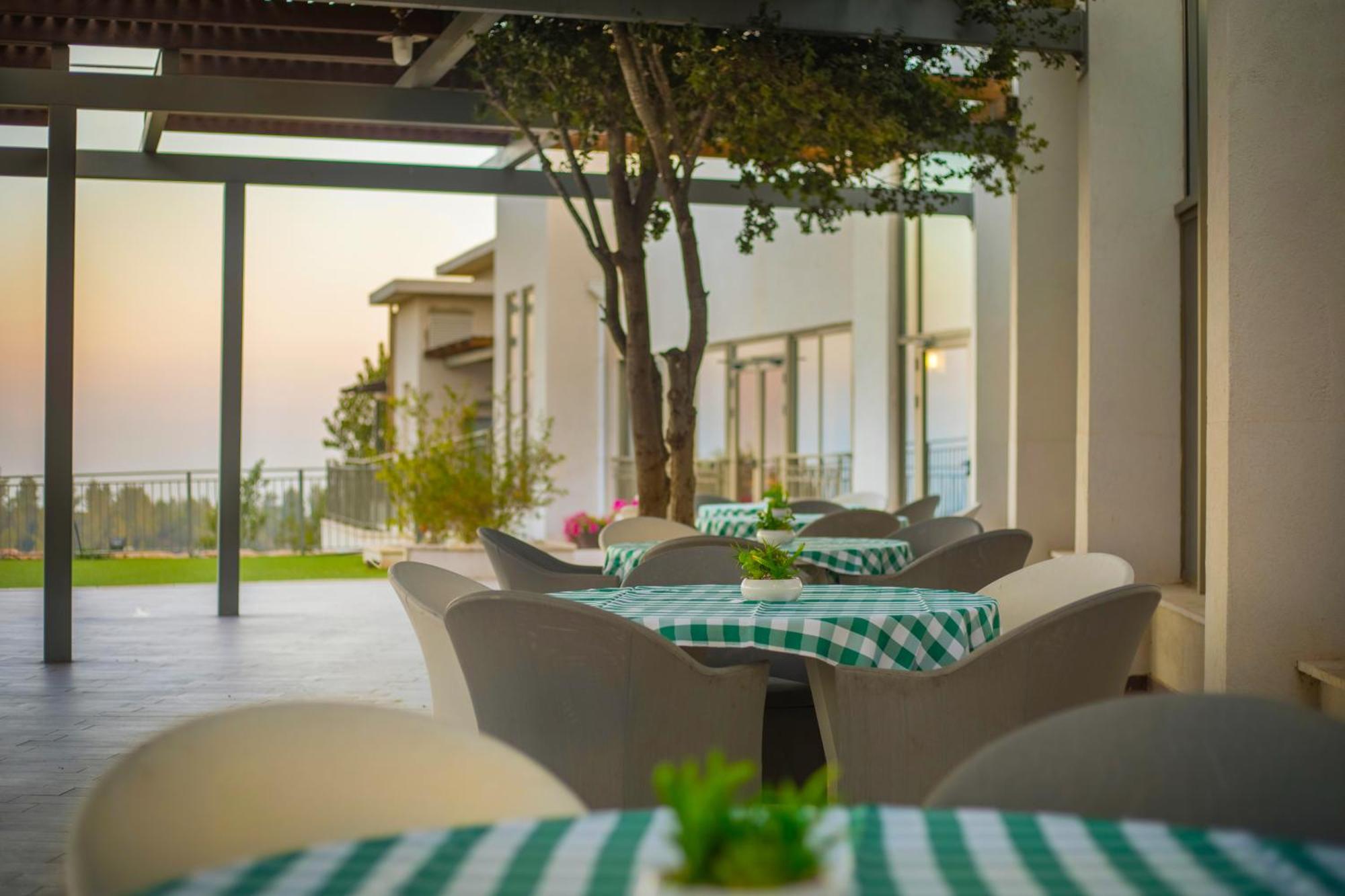C Hotel Neve Ilan Εξωτερικό φωτογραφία