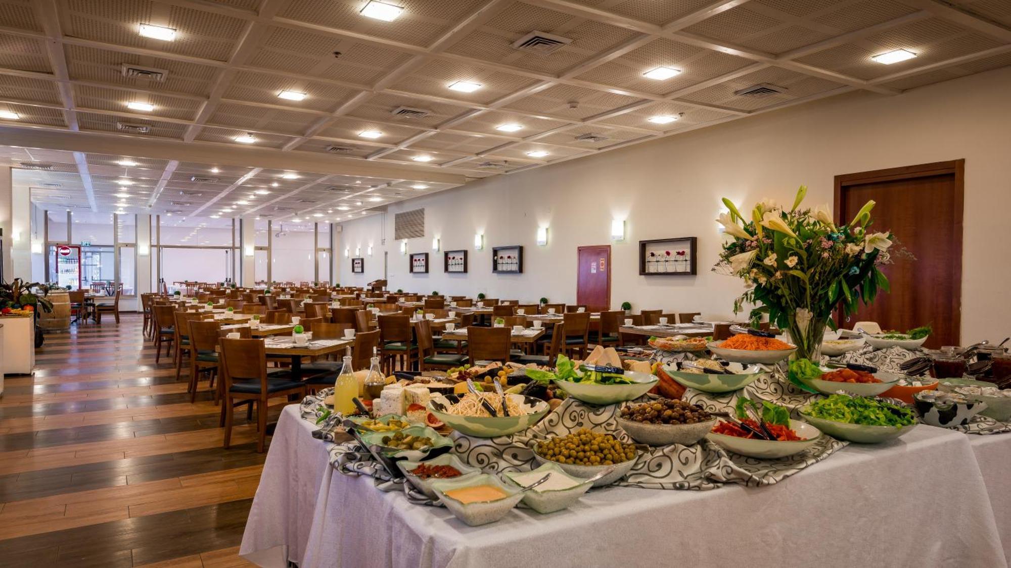 C Hotel Neve Ilan Εξωτερικό φωτογραφία